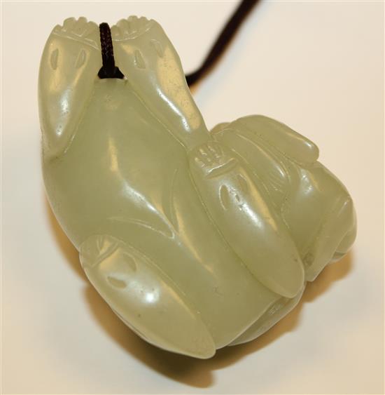 A Chinese pale celadon jade group of two cats, 5.6cm